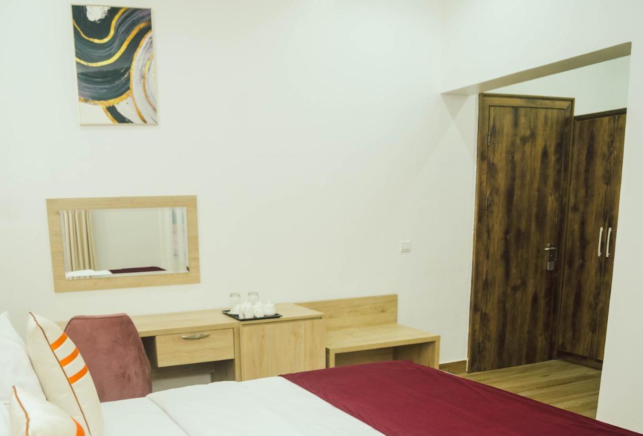 Quest Boutique Hotel Gwarinpa Extérieur photo
